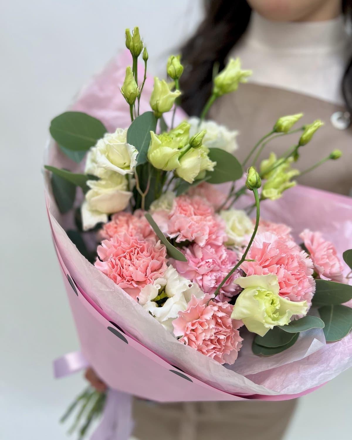 Красивый букет из диантусов и эустом в матовой бумаге розовый