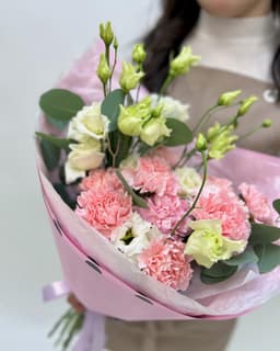 Красивый букет из диантусов и эустом в матовой бумаге розовый