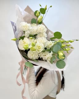 Нежный букет из диантусов и эустом в матовой бумаге