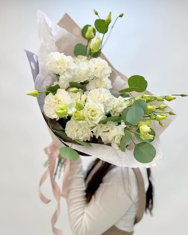 Нежный букет из диантусов и эустом в матовой бумаге Нежный букет из диантусов и эустом в матовой бумаге