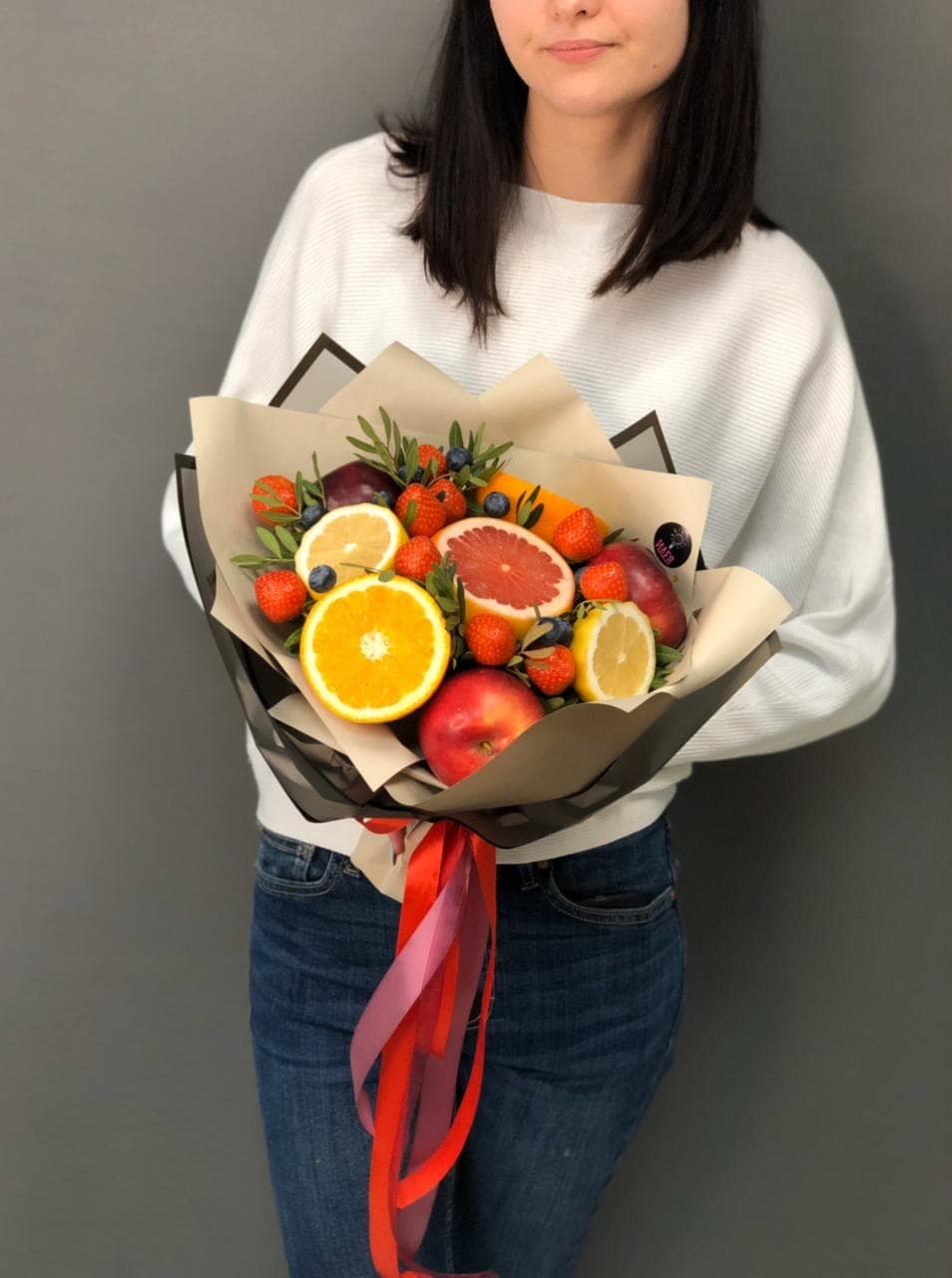 Букет из фруктов и клубники "Оранж"