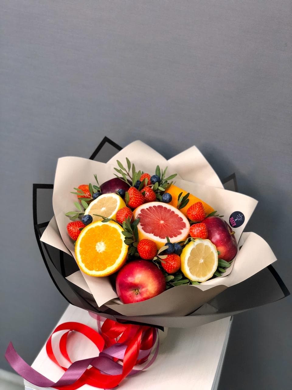 Букет из фруктов и клубники "Оранж"