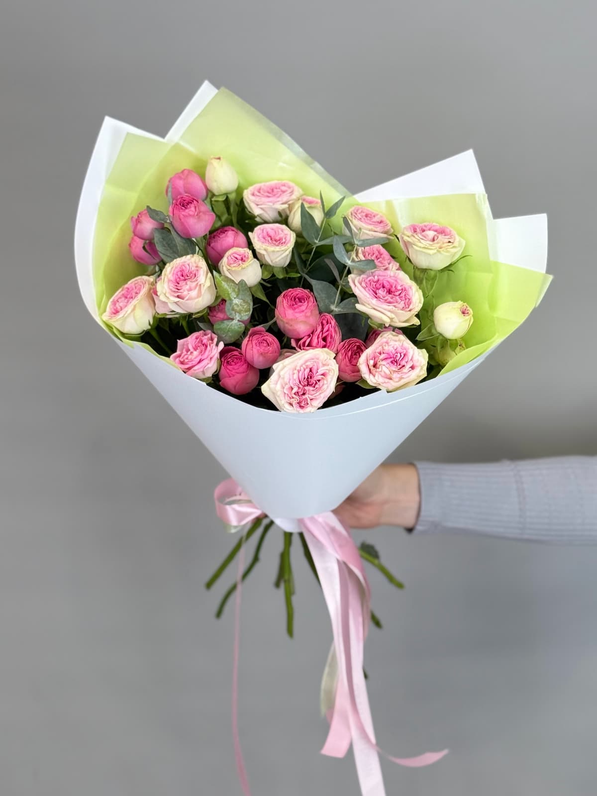 Букет из кустовых пионовидных роз "Fairy" S