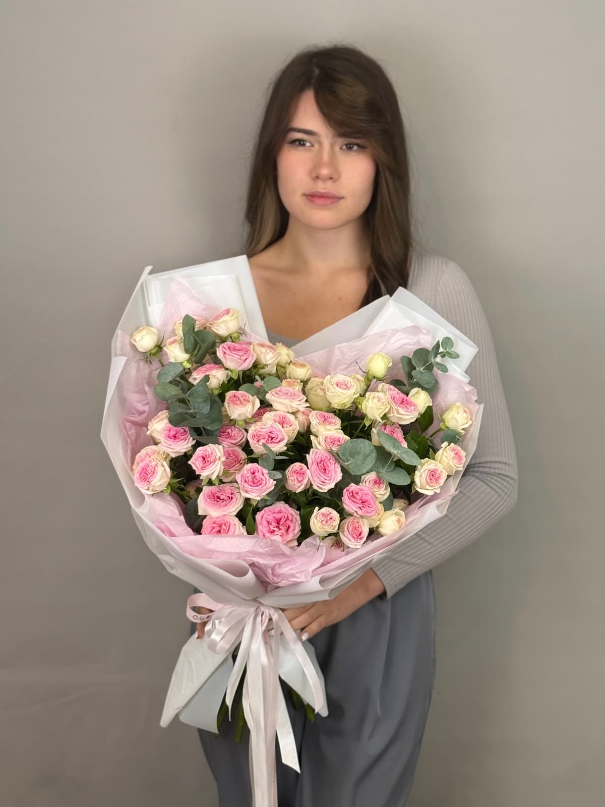 Букет из кустовых пионовидных роз "Пралине" L