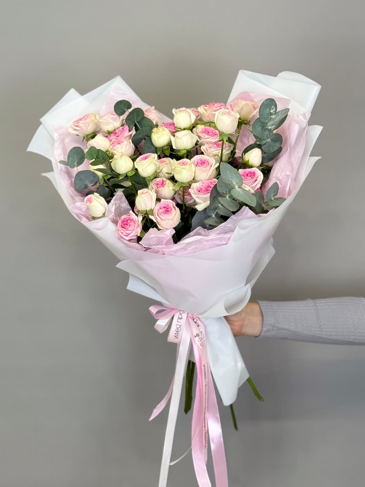 Букет из кустовых пионовидных роз "Пралине" M