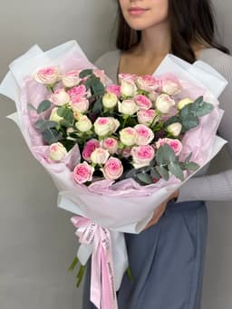 Букет из кустовых пионовидных роз "Пралине" M