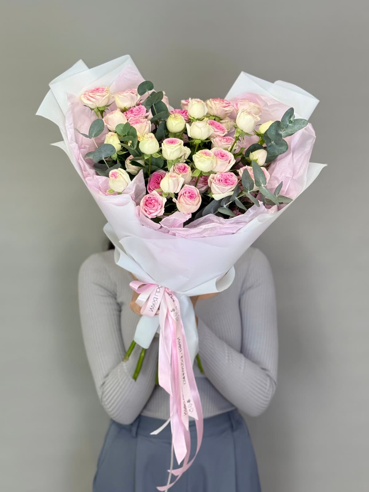 Букет из кустовых пионовидных роз "Пралине" M