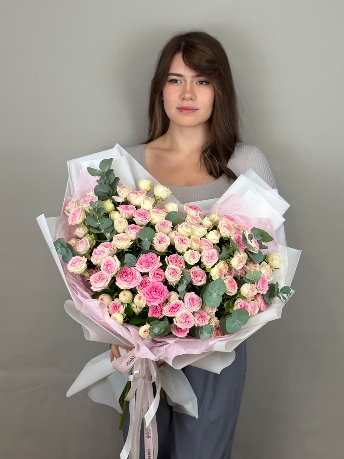 Букет из кустовых пионовидных роз "Пралине" XL