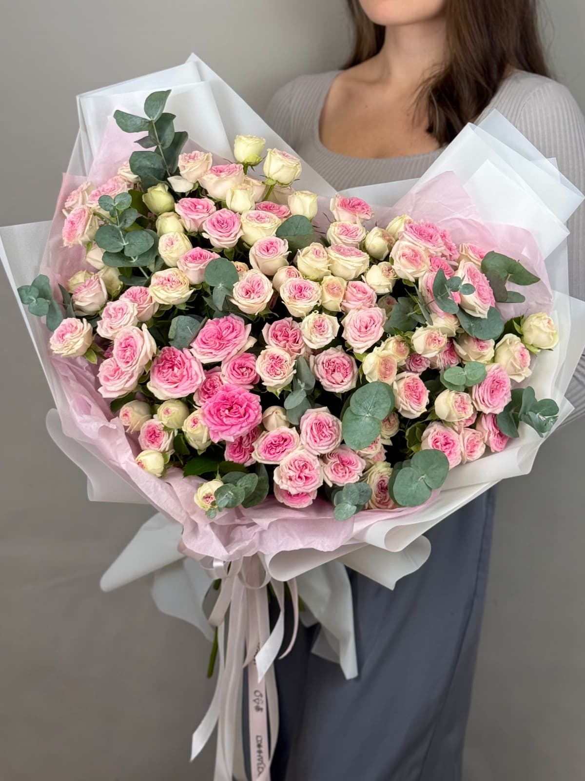 Букет из кустовых пионовидных роз "Пралине" XL