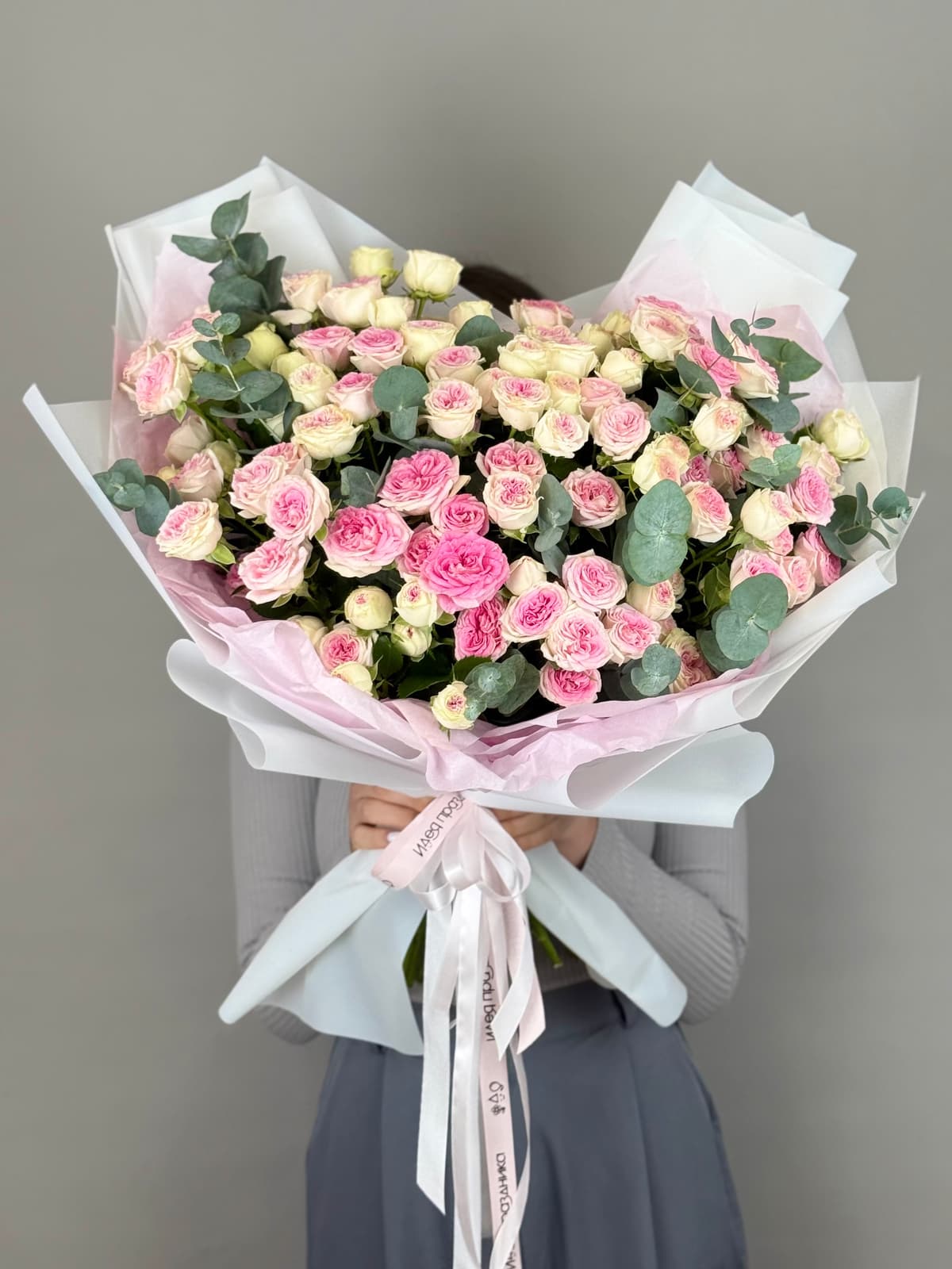 Букет из кустовых пионовидных роз "Пралине" XL