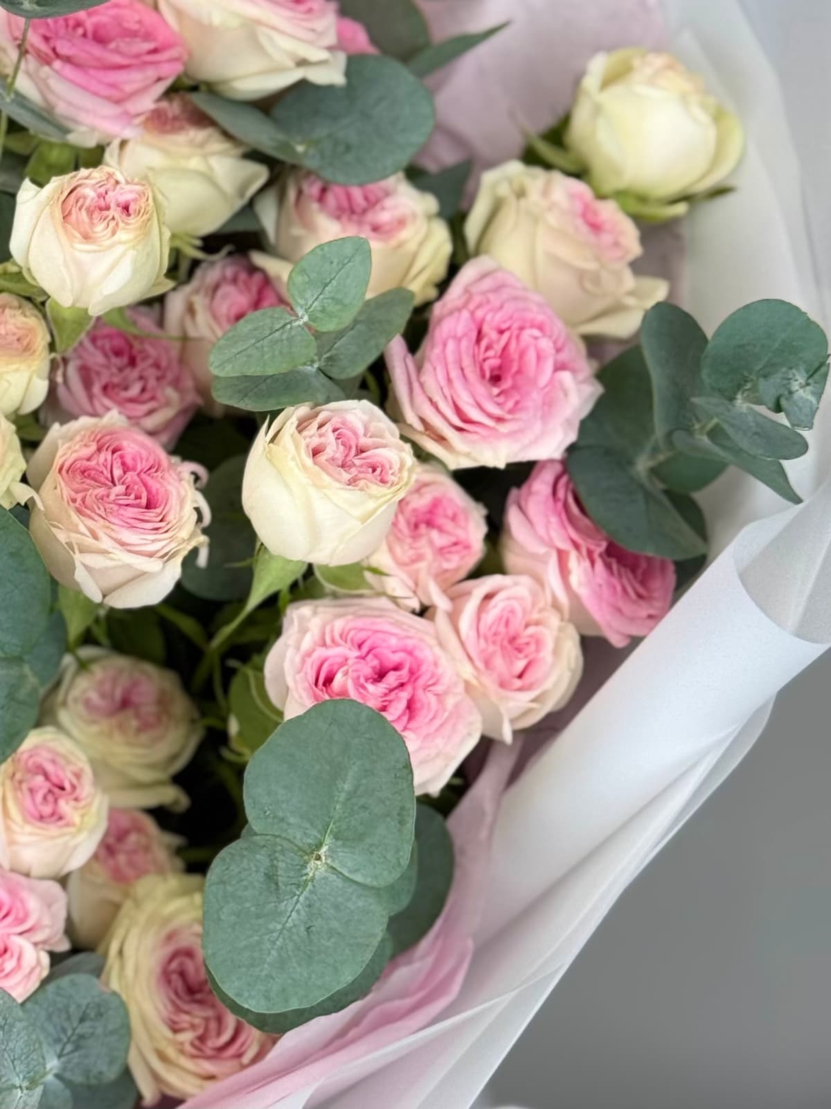 Букет из кустовых пионовидных роз "Пралине" XL