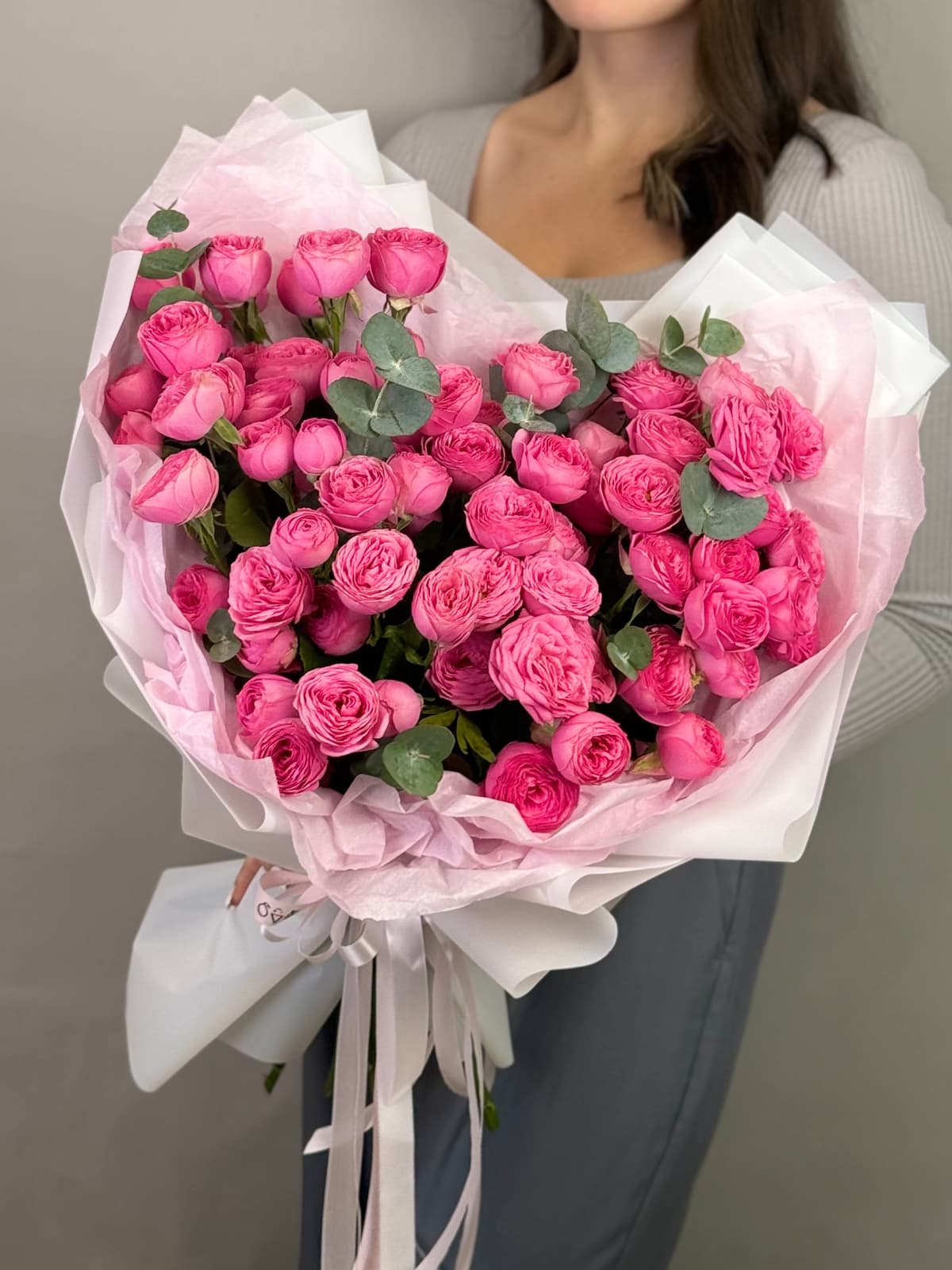 Букет из кустовых пионовидных роз "Ягодное конфи" L