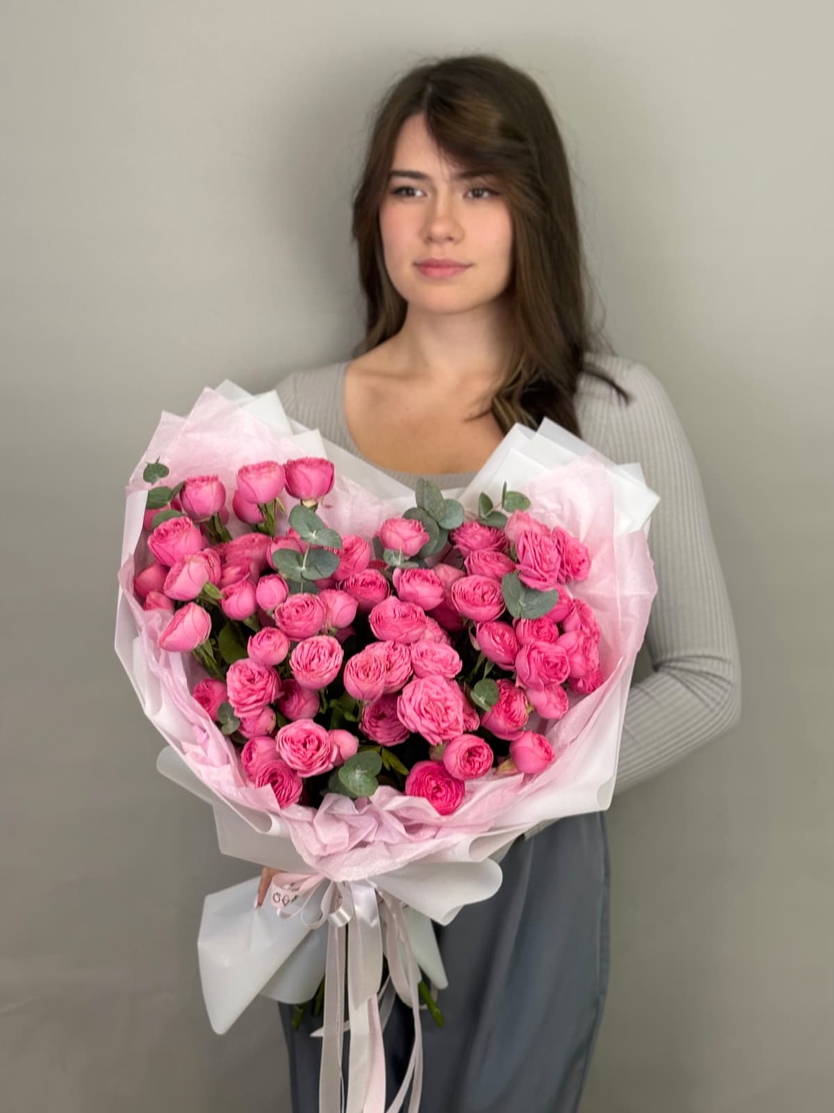 Букет из кустовых пионовидных роз "Ягодное конфи" L