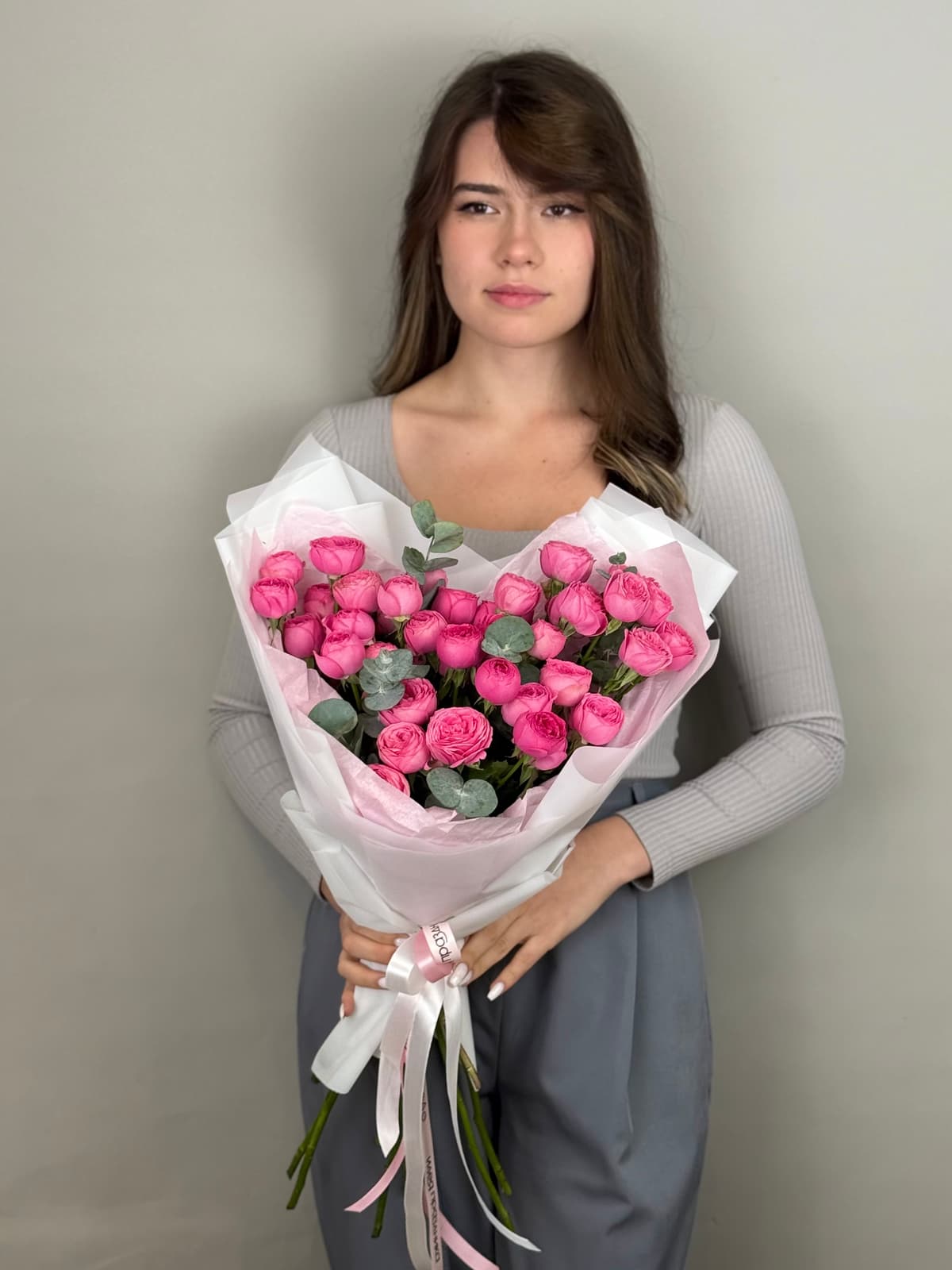 Букет из кустовых пионовидных роз "Ягодное конфи" M