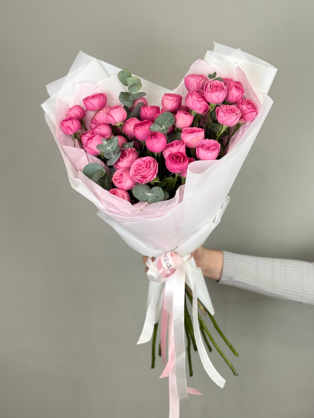 Букет из кустовых пионовидных роз "Ягодное конфи" M