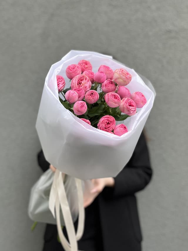 Праздничный букет из кустовых пионовидных роз "Giselle" S Праздничный букет из кустовых пионовидных роз "Giselle" S