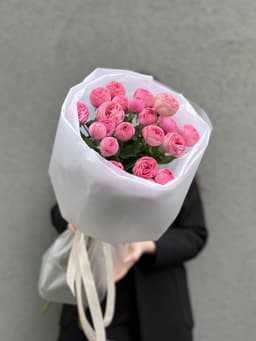 Праздничный мини букет из кустовых пионовидных роз "Жизель"