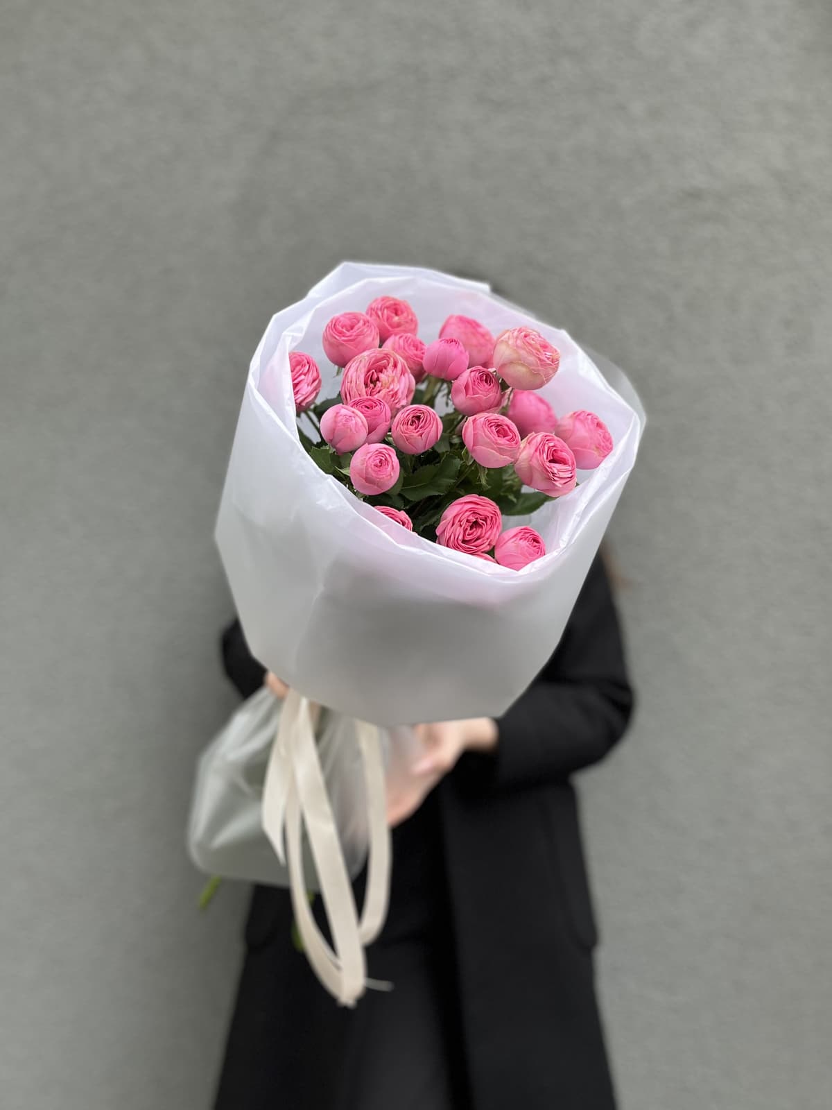 Праздничный мини букет из кустовых пионовидных роз "Жизель"