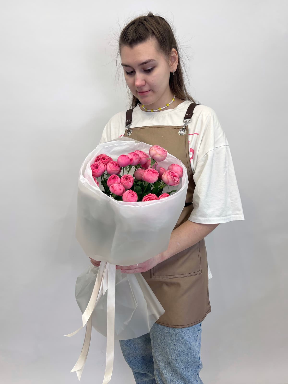 Праздничный мини букет из кустовых пионовидных роз "Жизель"