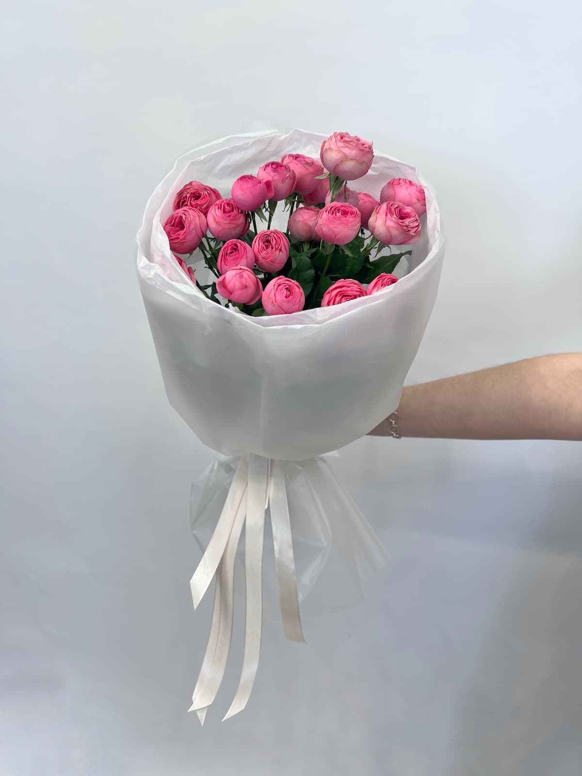 Праздничный мини букет из кустовых пионовидных роз "Жизель"