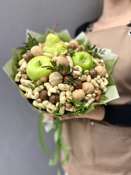 Букет из орехов "Зеленый грецкий орех