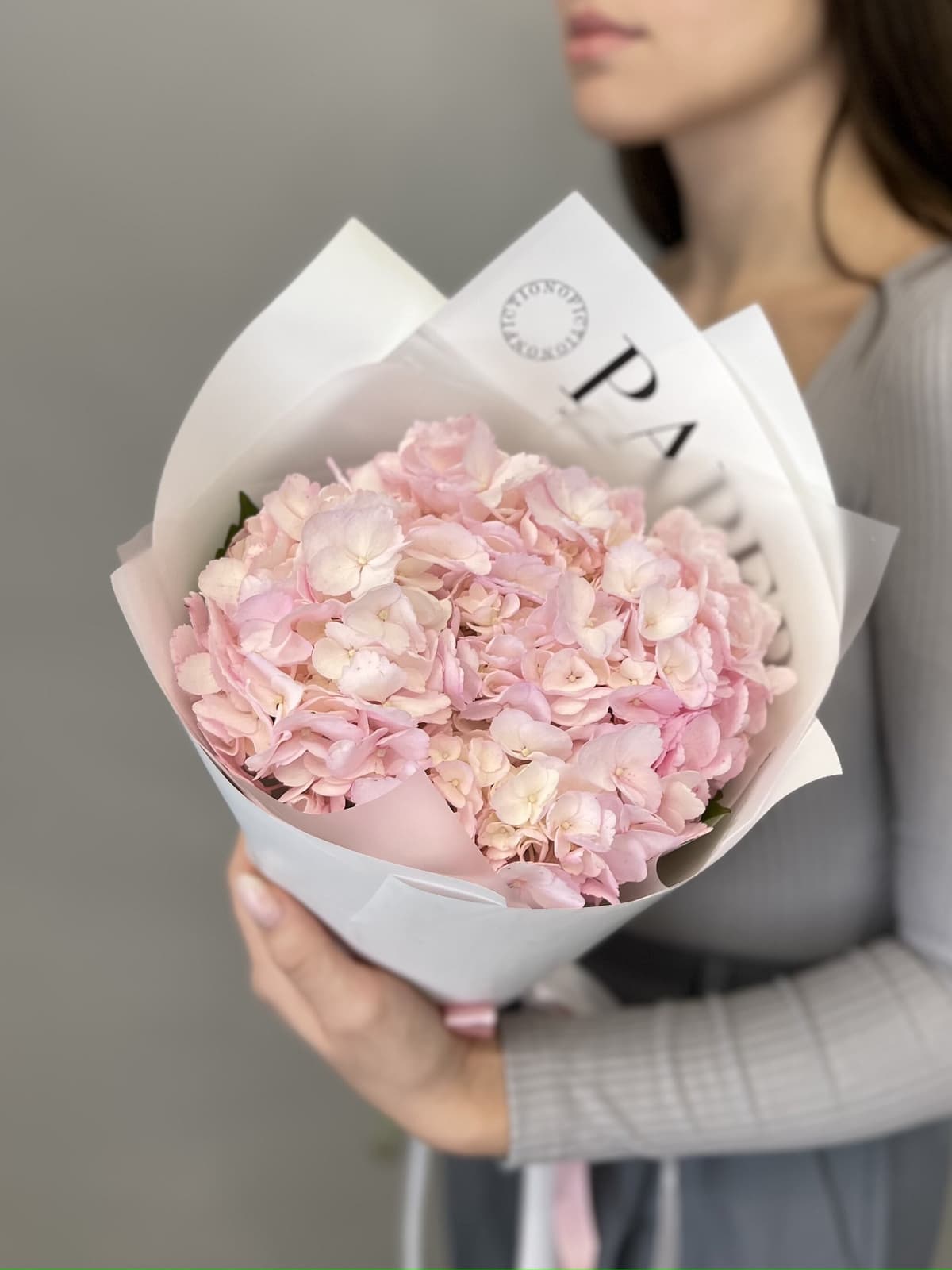 Букет комплимент из розовой гортензии в упаковке