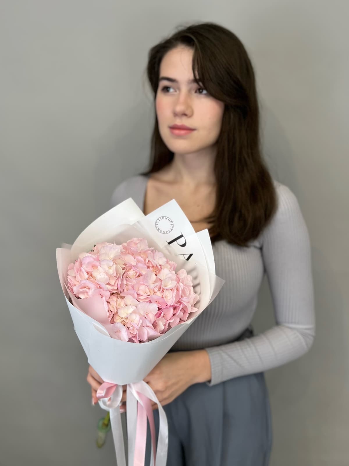 Букет комплимент из розовой гортензии в упаковке