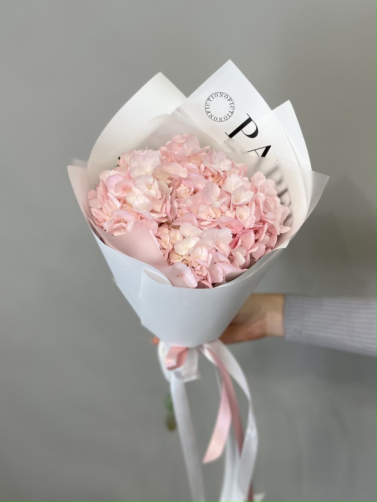 Букет комплимент из розовой гортензии в упаковке