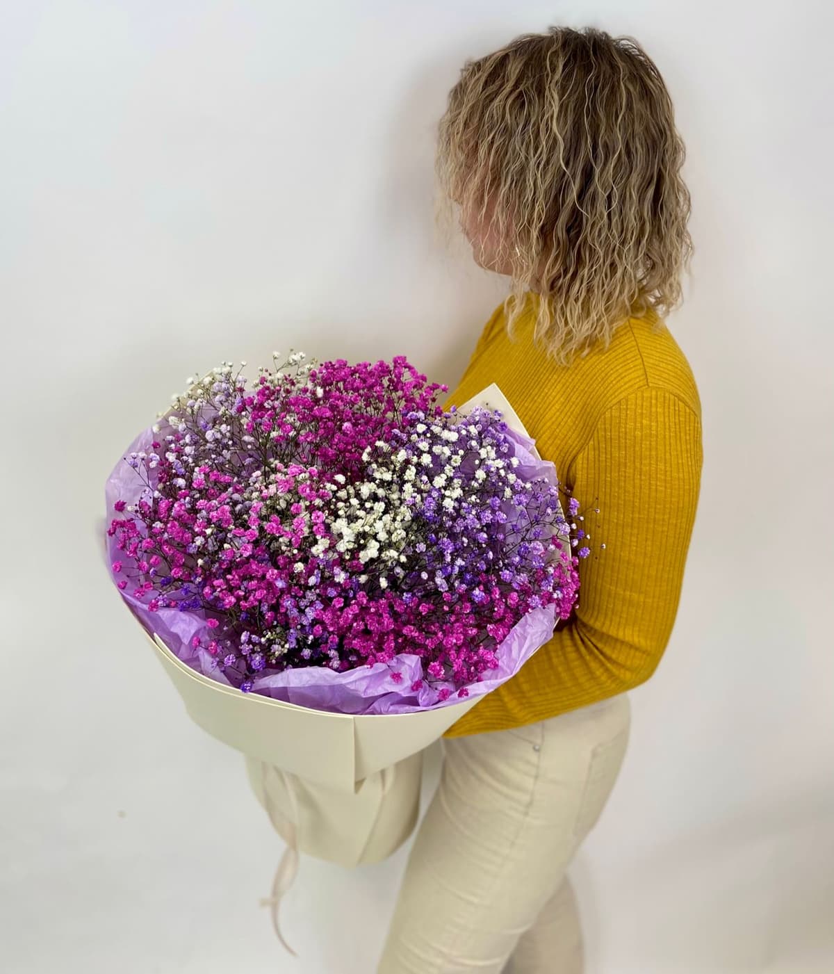 Красивый букет из цветной и белой Гипсофилы