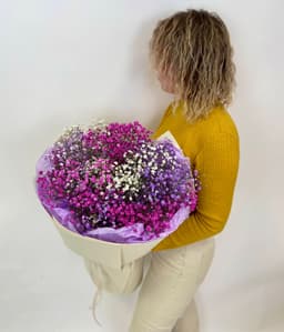 Красивый букет из цветной и белой Гипсофилы