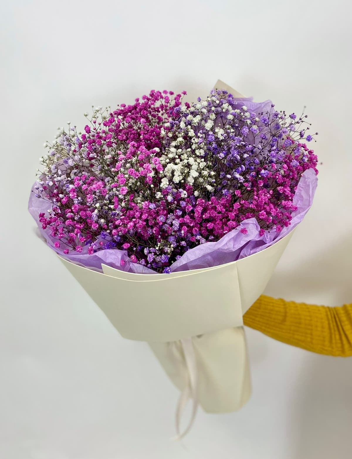 Красивый букет из цветной и белой Гипсофилы