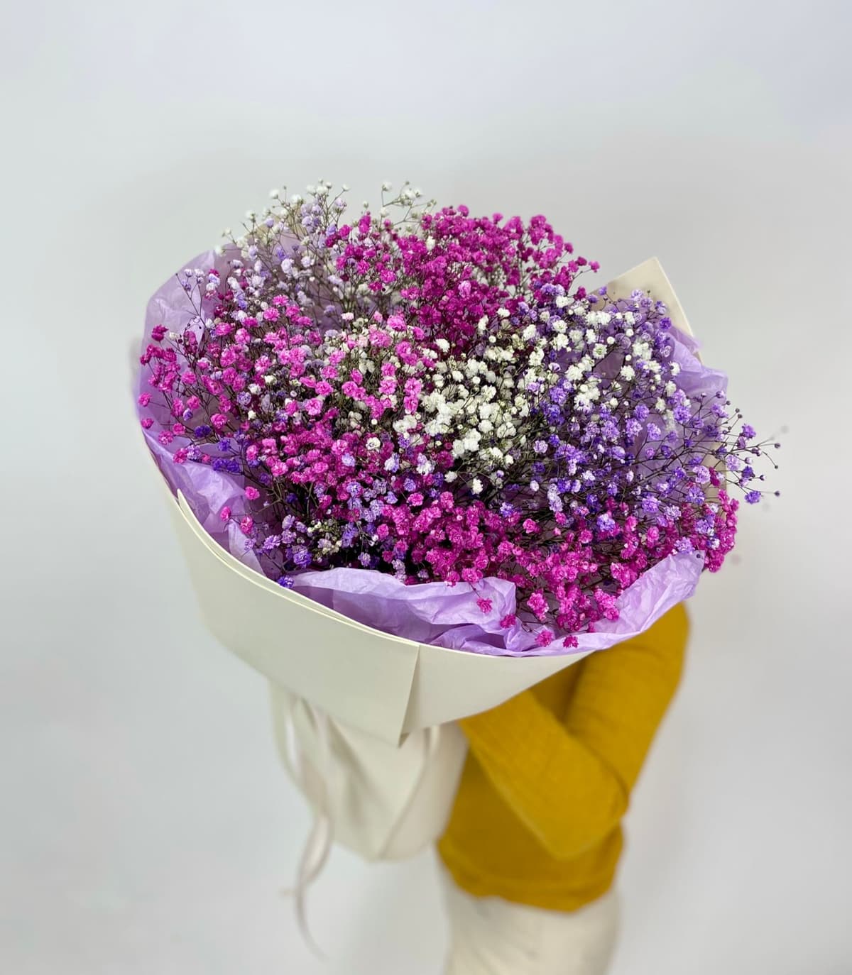 Красивый букет из цветной и белой Гипсофилы