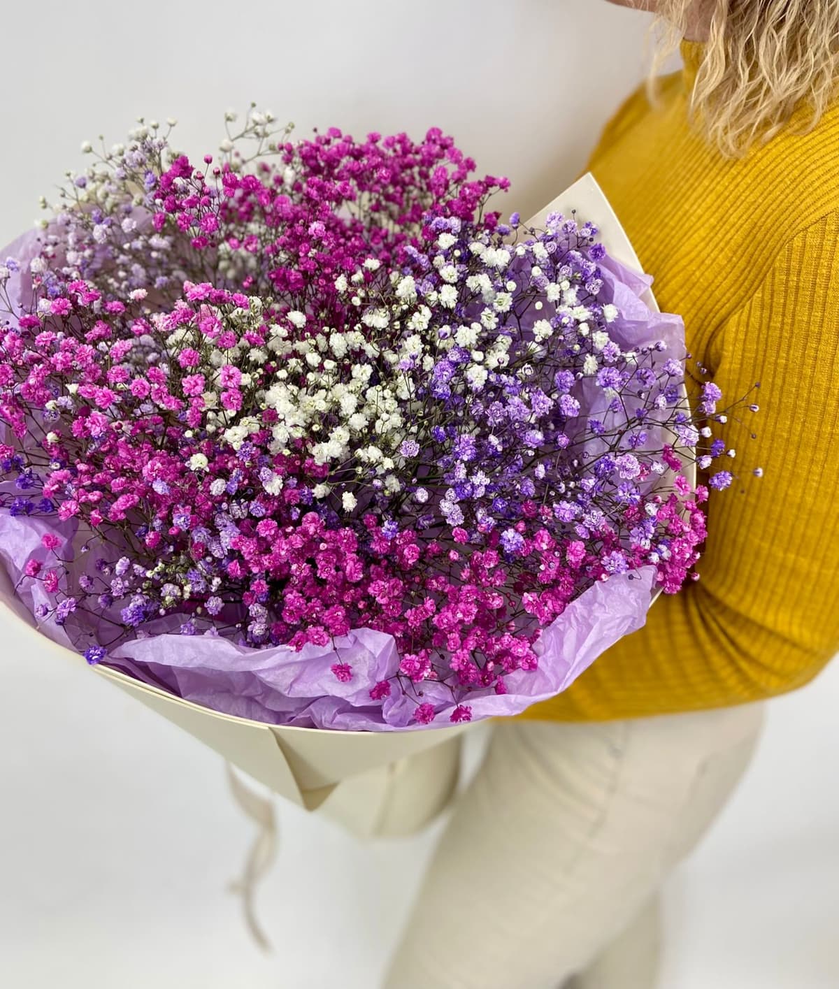 Красивый букет из цветной и белой Гипсофилы