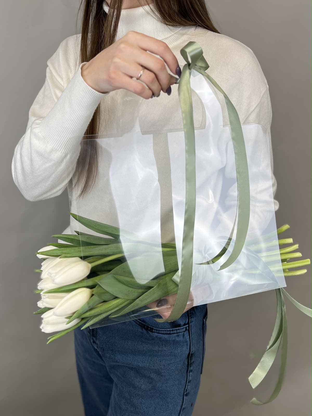 Свежий букет из тюльпанов в переноске (белый)