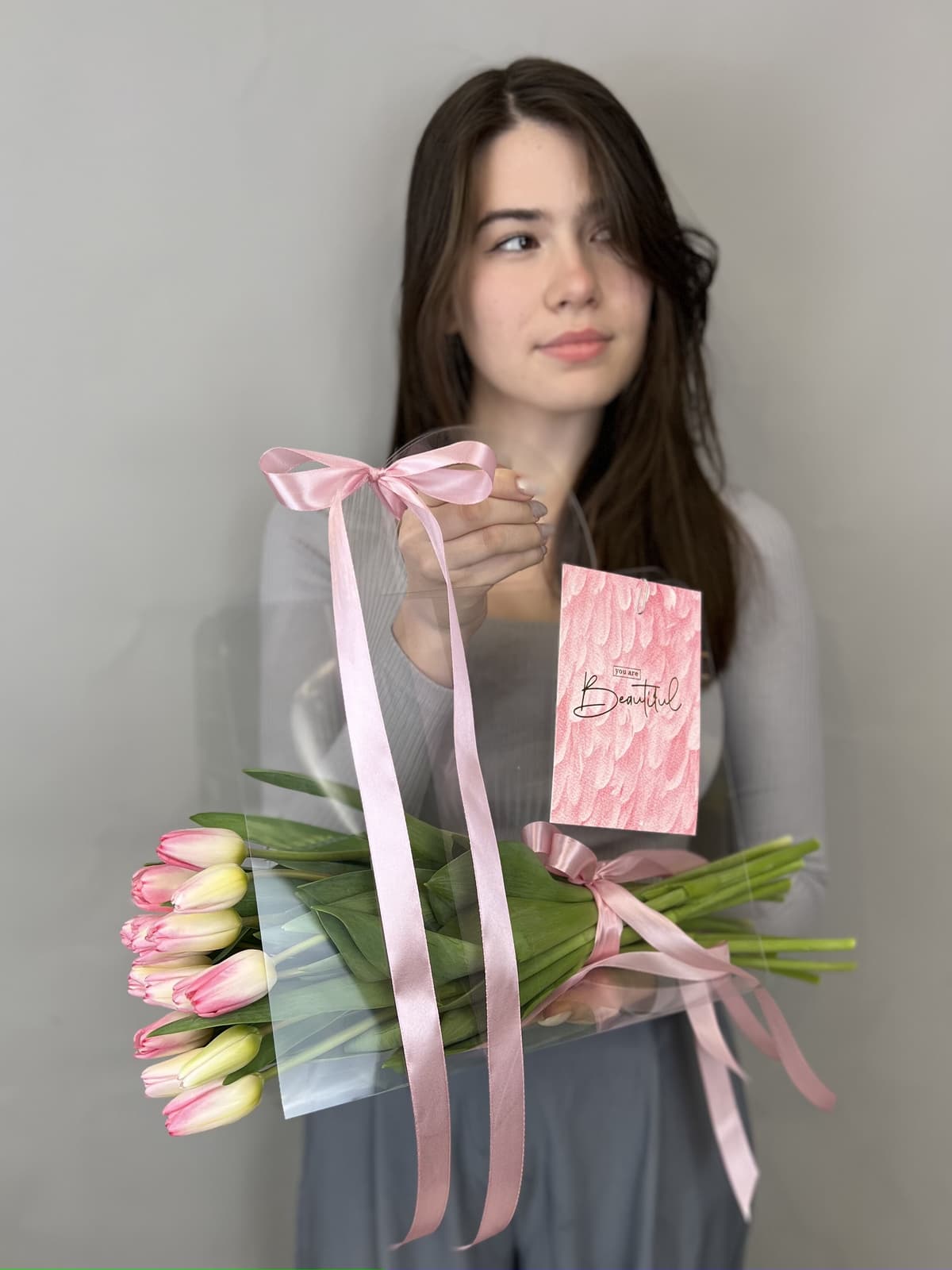 Весенний букет из тюльпанов в переноске нежно розовый