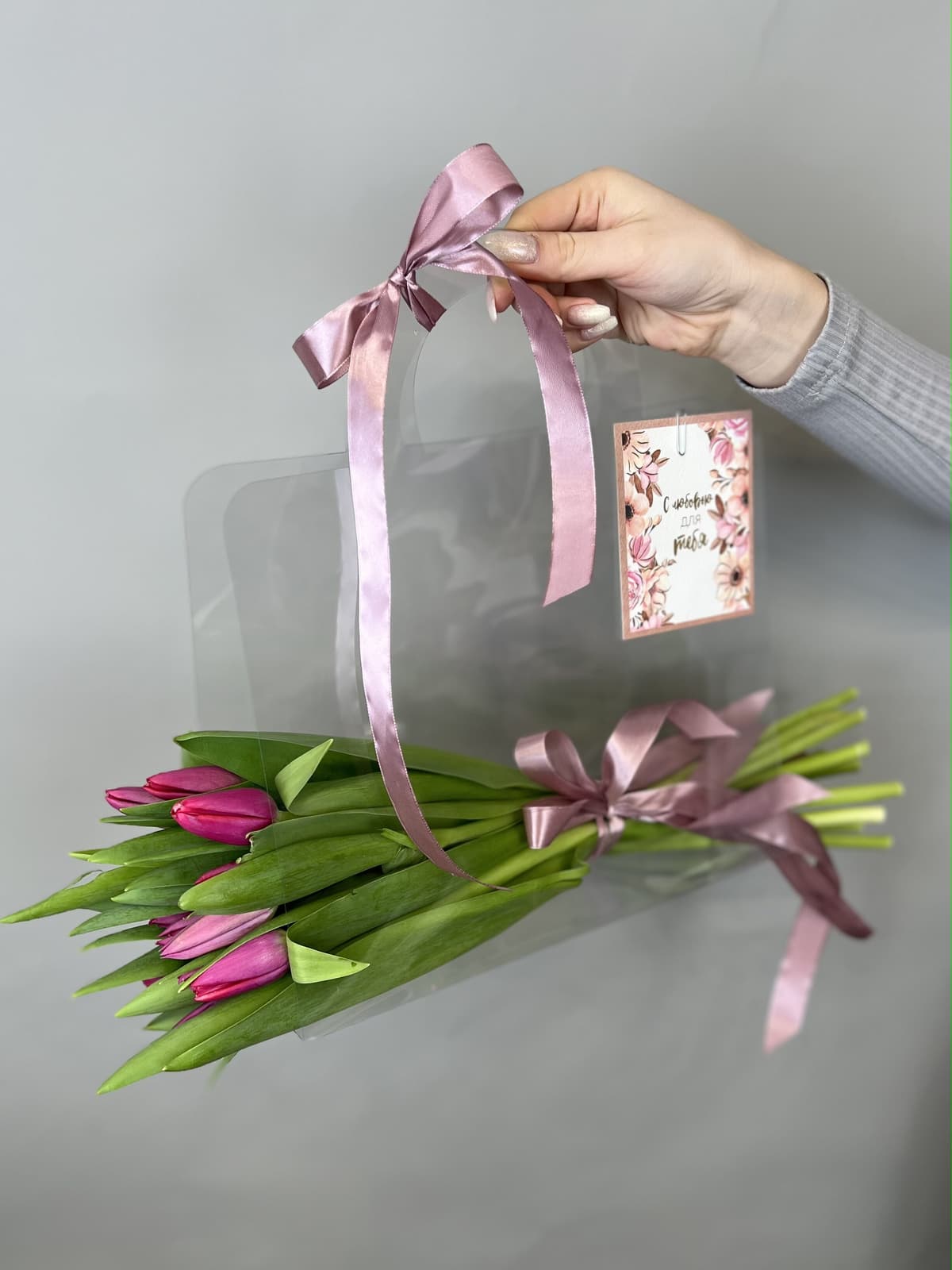 Букет из тюльпанов в переноске розово-сиреневый Жукова
