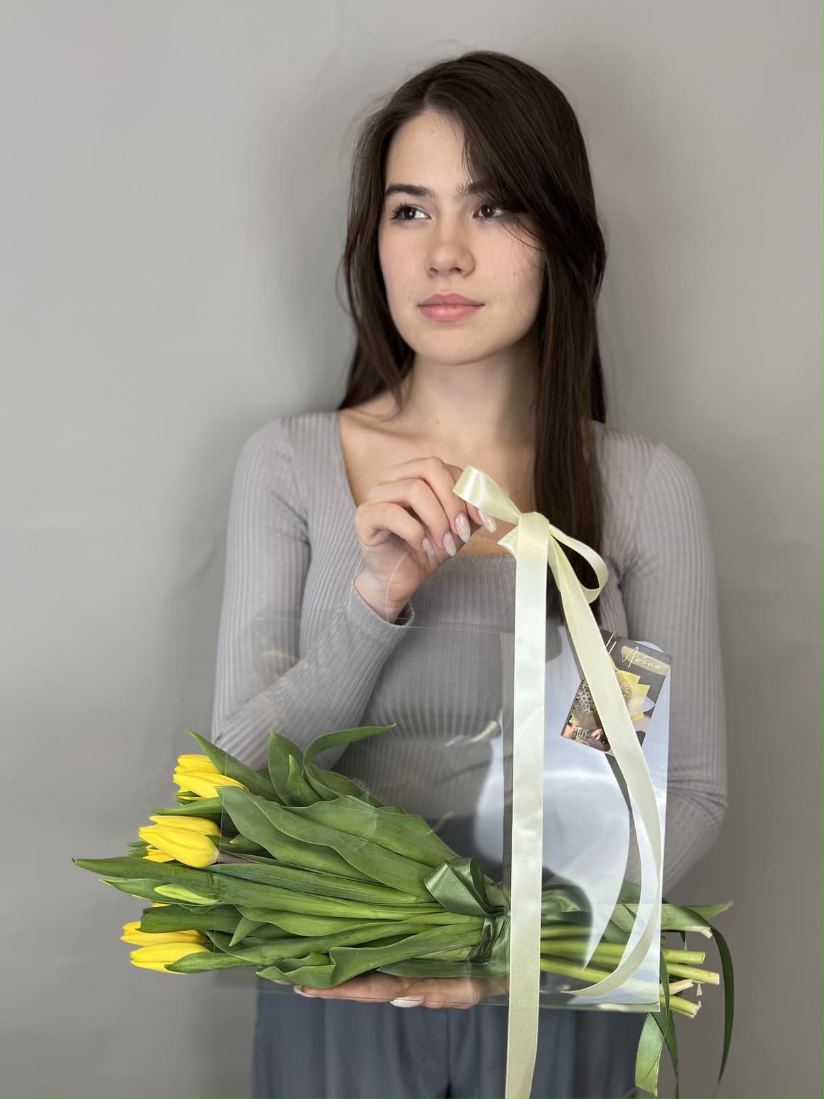 Оригинальный букет из тюльпанов в переноске желтый