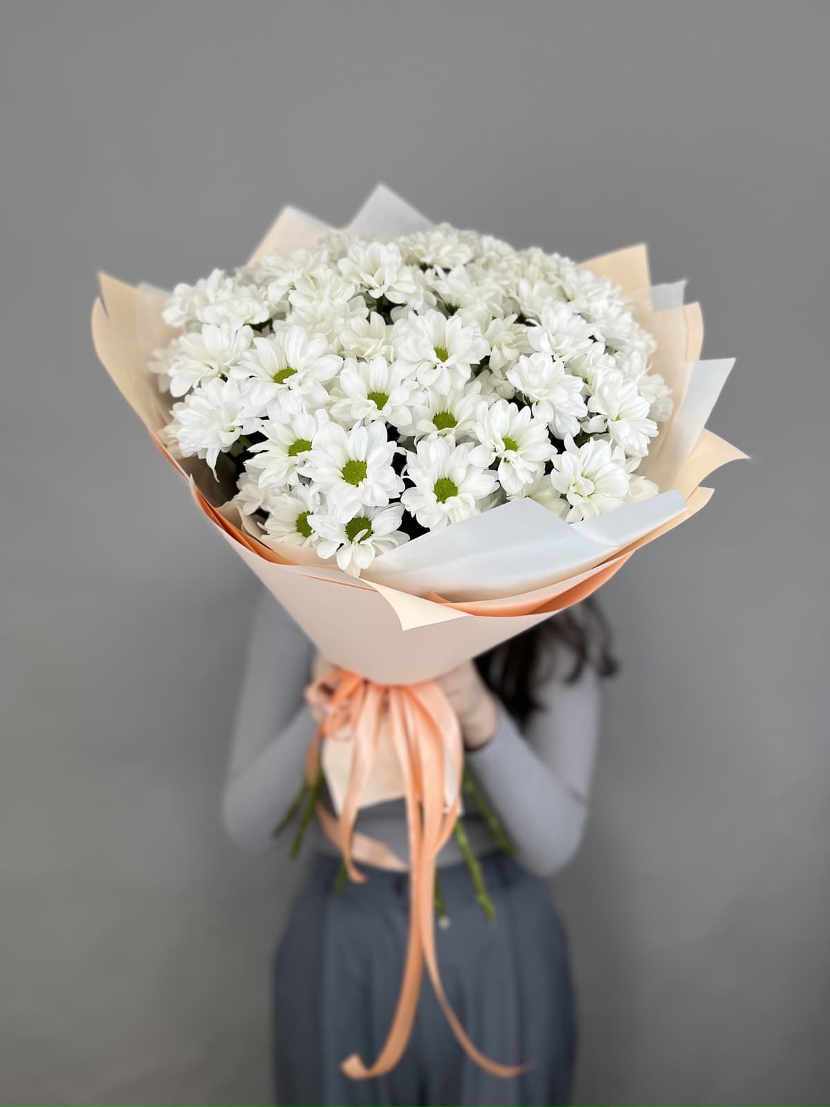 Красивый букет хризантем "Бакарди" M