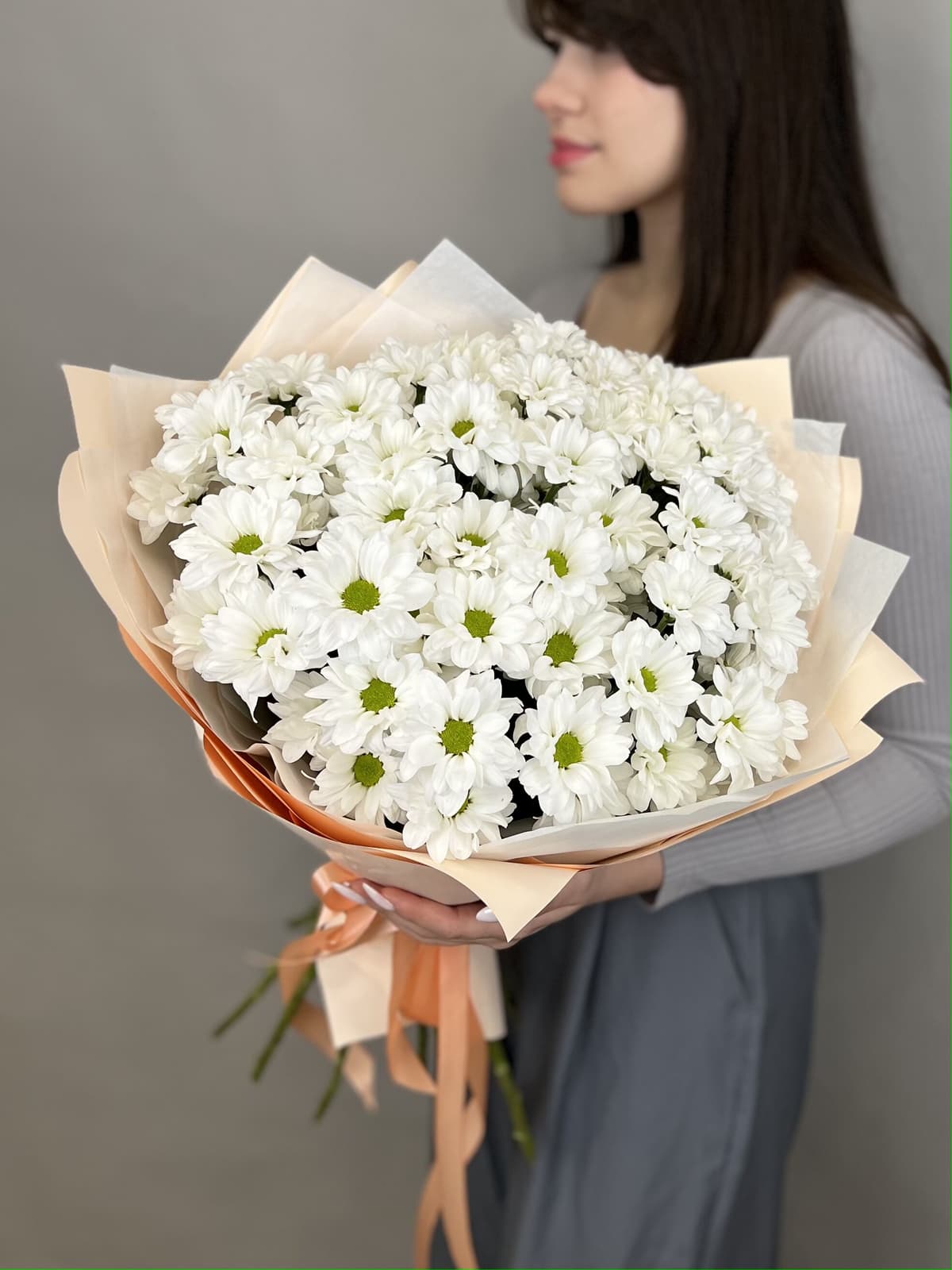 Красивый букет хризантем "Бакарди" M