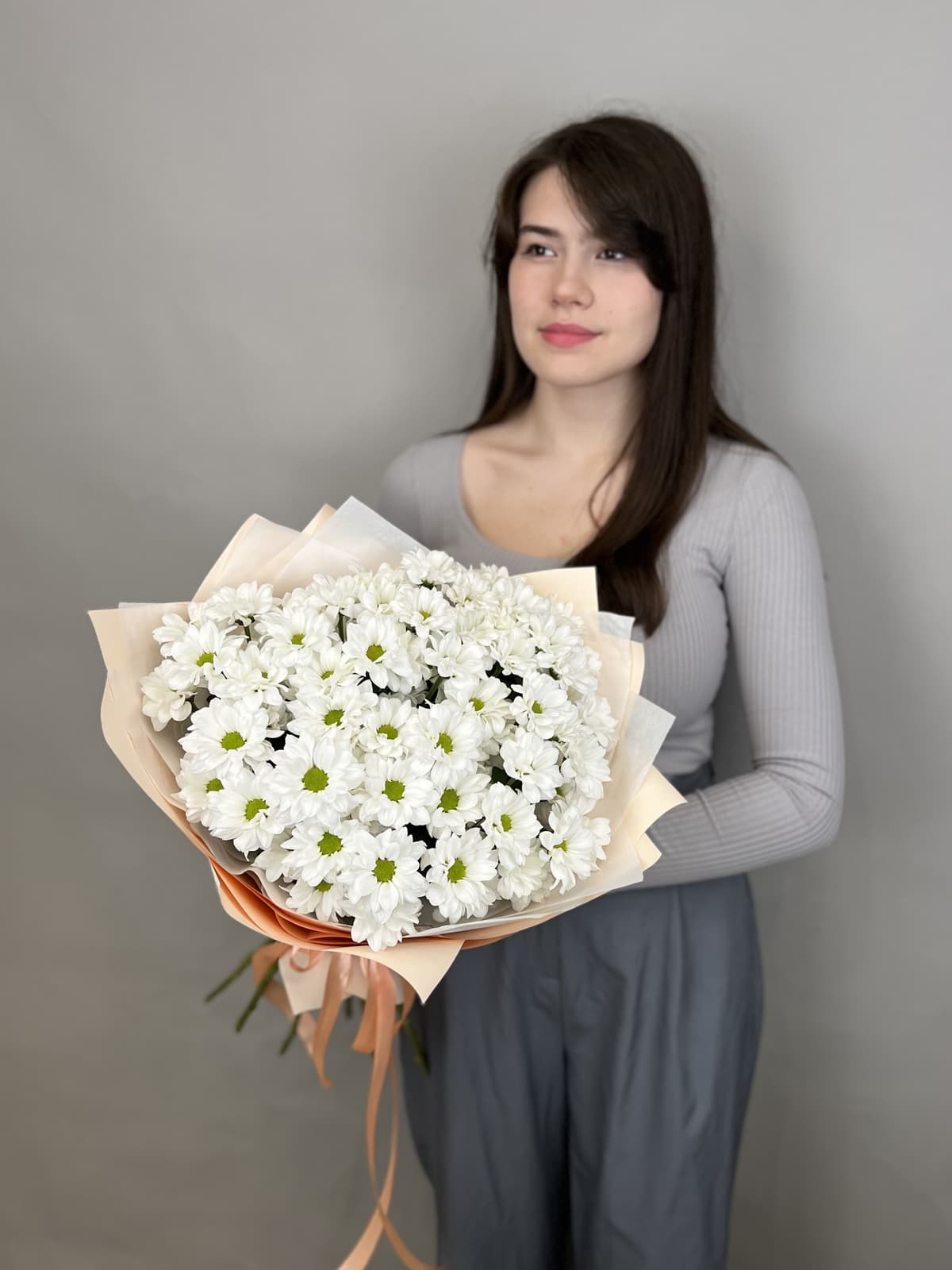 Красивый букет хризантем "Бакарди" M