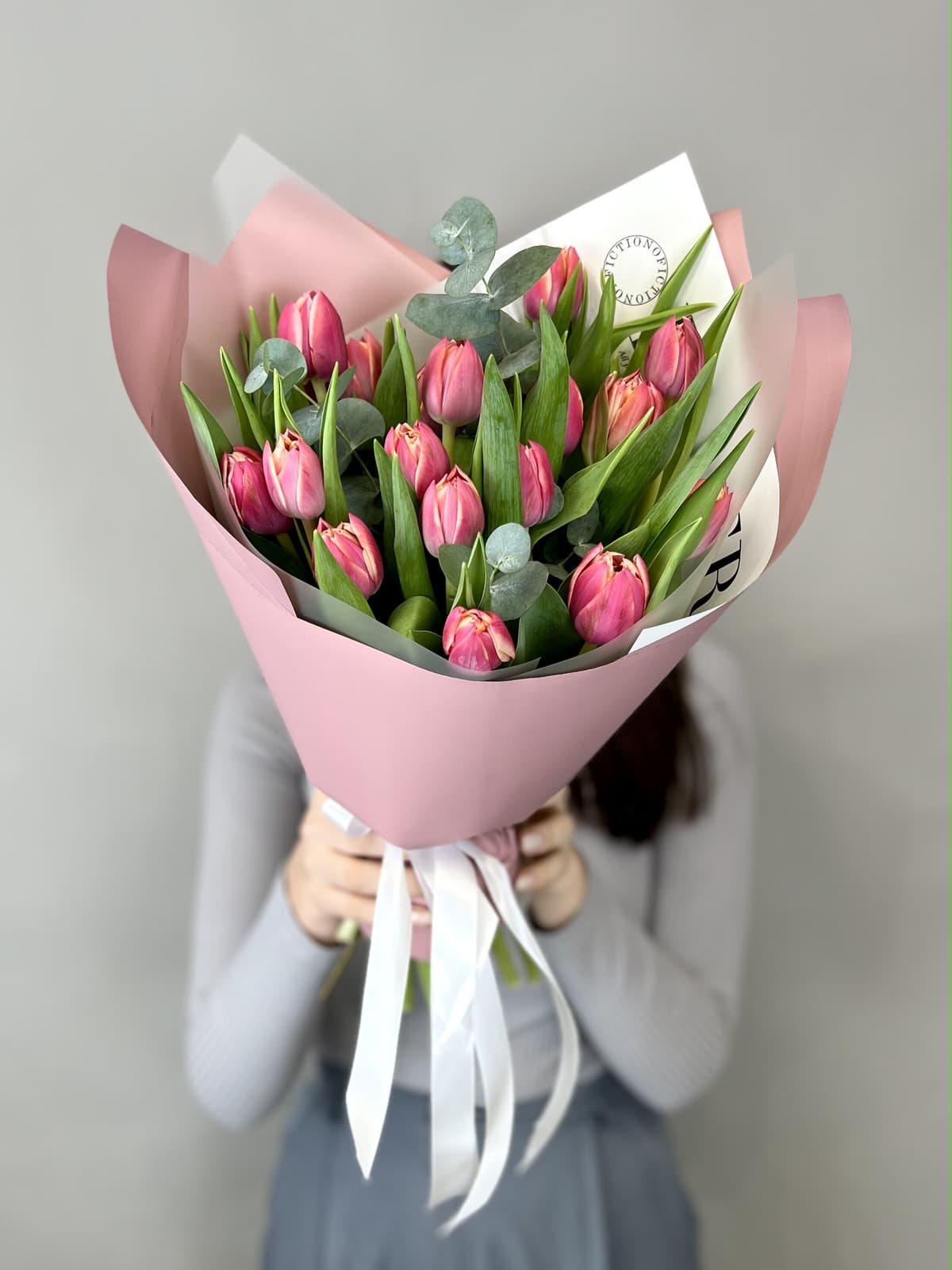 Красивый букет пионовидных тюльпанов "Columbus" M