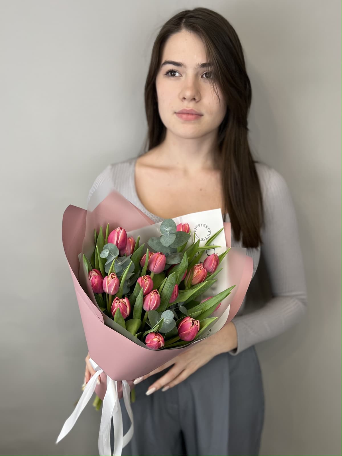 Красивый букет пионовидных тюльпанов "Columbus" M