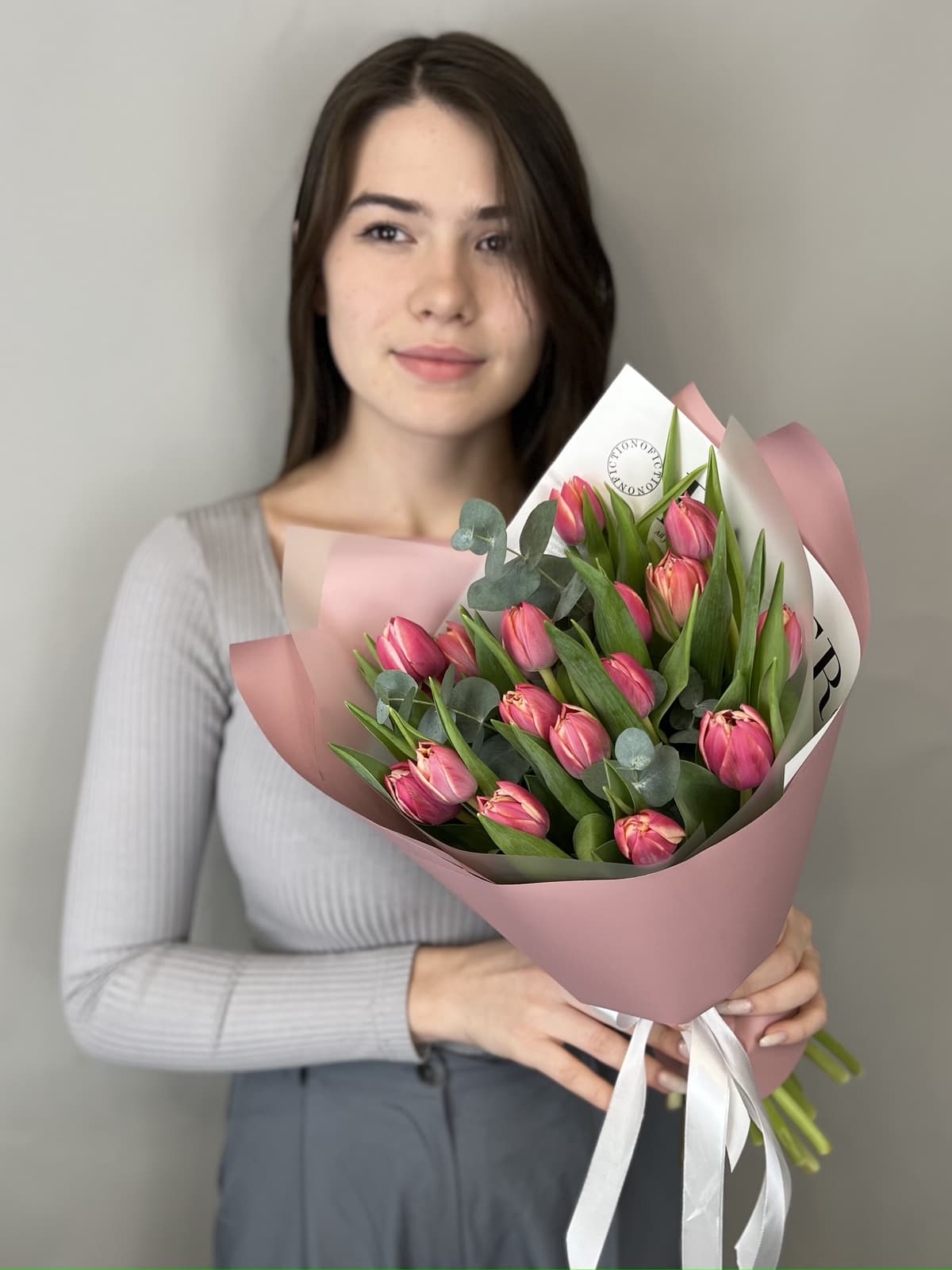 Красивый букет пионовидных тюльпанов "Columbus" M