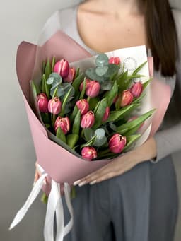 Красивый букет пионовидных тюльпанов "Колумбус" (19)