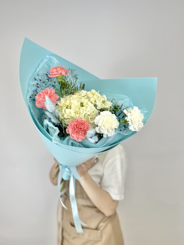 Букет с Гортензией и Диантусами Букет с Гортензией и Диантусами