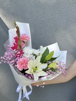 Букет с Лилией и Гипсофилой