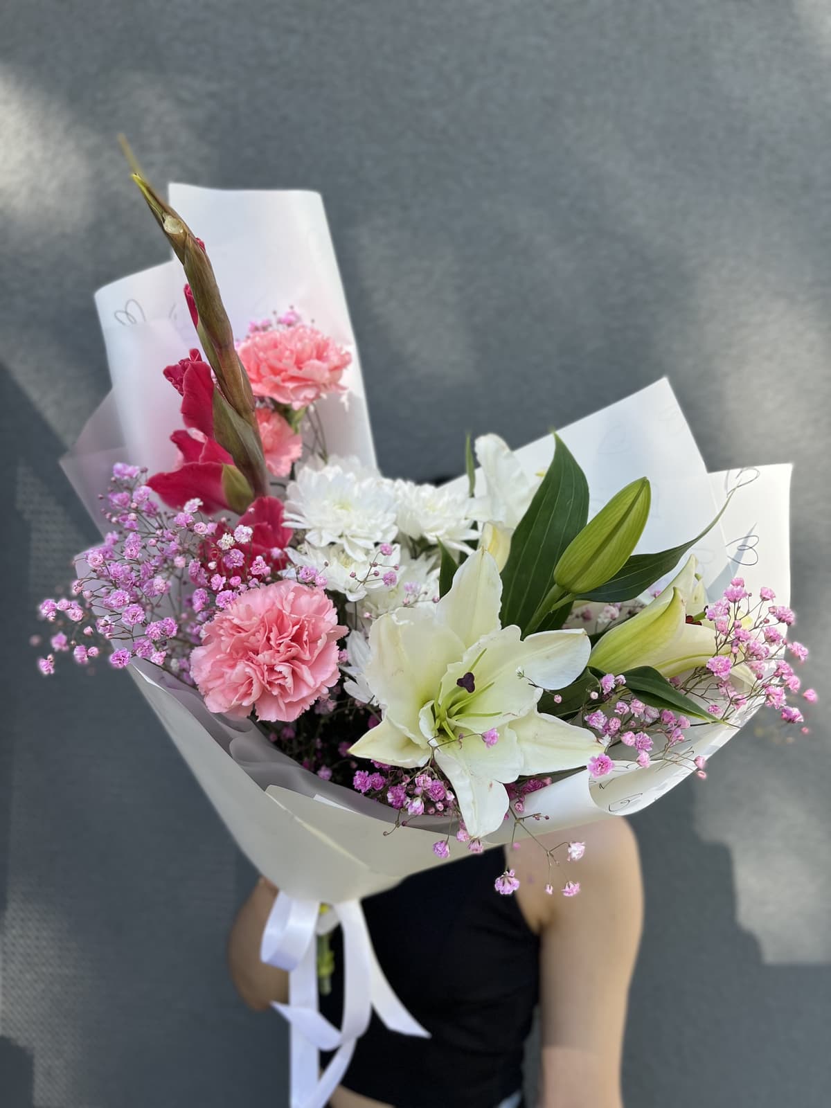 Букет с Лилией и Гипсофилой