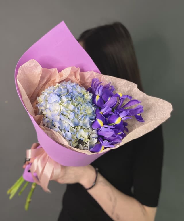 Дуо букет из Ирисов и Гортензии Дуо букет из Ирисов и Гортензии