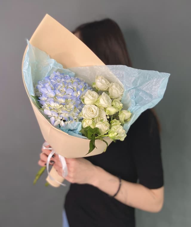 Дуо букет из Кустовых роз и Гортензии Дуо букет из Кустовых роз и Гортензии