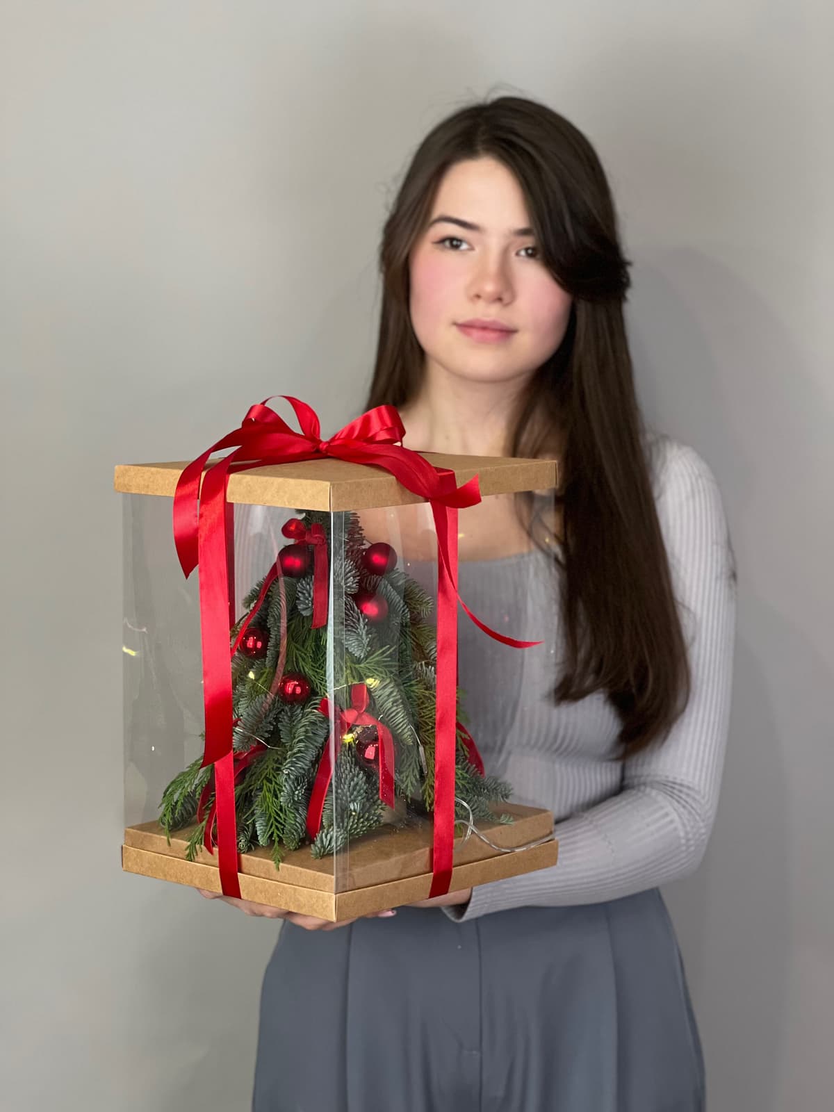 Елка в подарочной упаковке "Красная" M с гирляндой